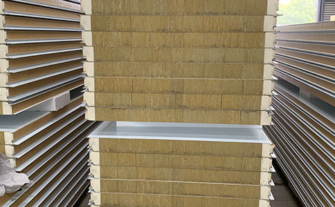 怎樣才能選擇到優(yōu)質(zhì)的隱藏式橫鋪巖棉夾芯板呢？