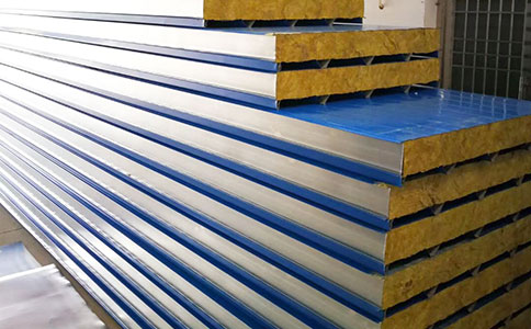 你知道聚氨酯封邊巖棉屋面夾芯板優(yōu)點(diǎn)嗎？