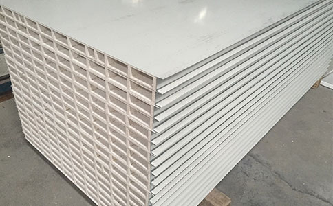  巖棉彩鋼夾心板使用時(shí)需注意什么事項(xiàng)？